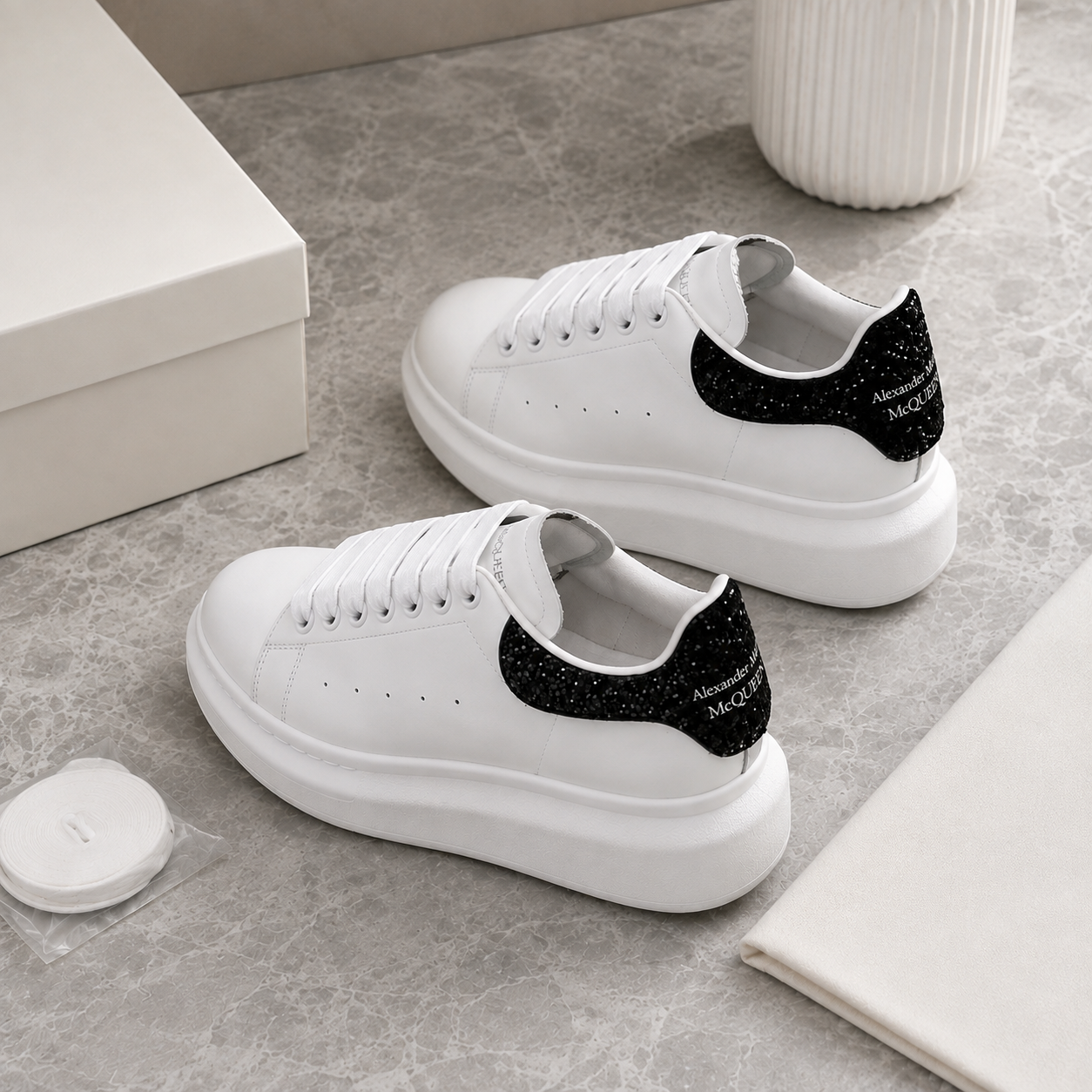 Mcq Unissex – Blanco & Negro